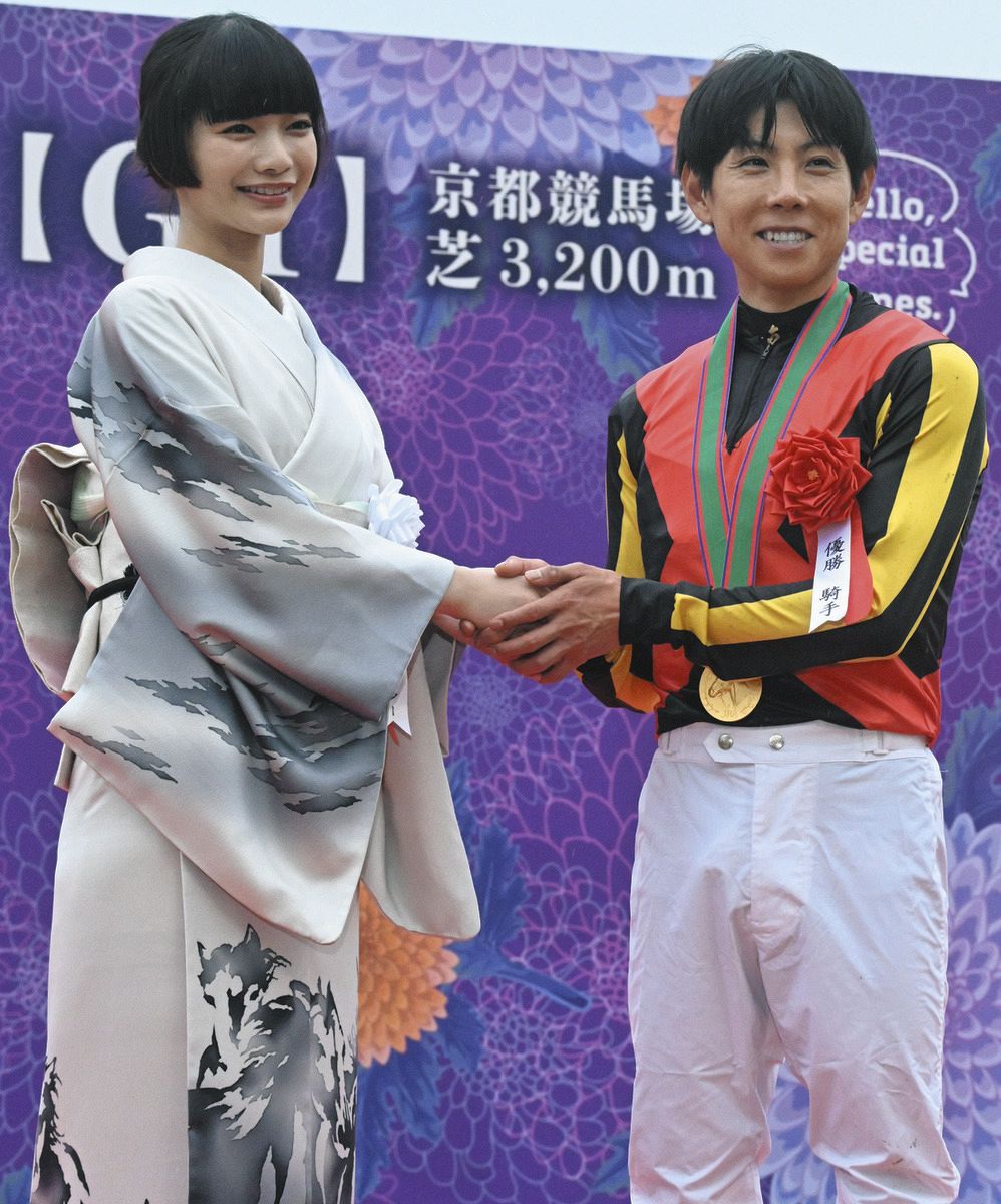天皇賞・春】見上愛が桜花賞に続いてプレゼンター、クロワデュノール