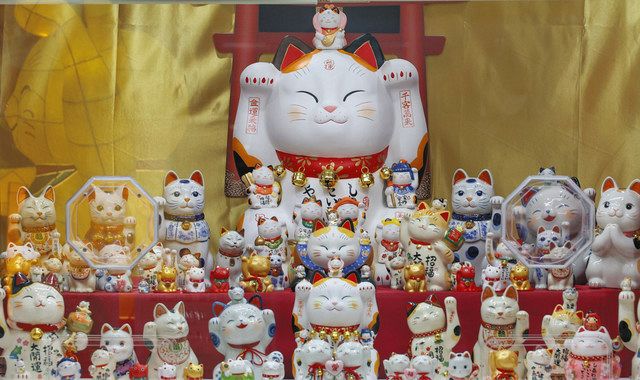 1等を呼ぶ？ 招き猫パワー150体 開店半年、名古屋の宝くじ売り場