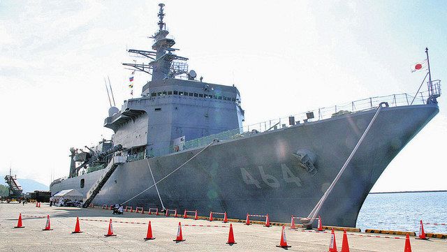 ぶんご」威容に圧倒 海自掃海母艦が福井港で見学会 ：日刊県民福井Web