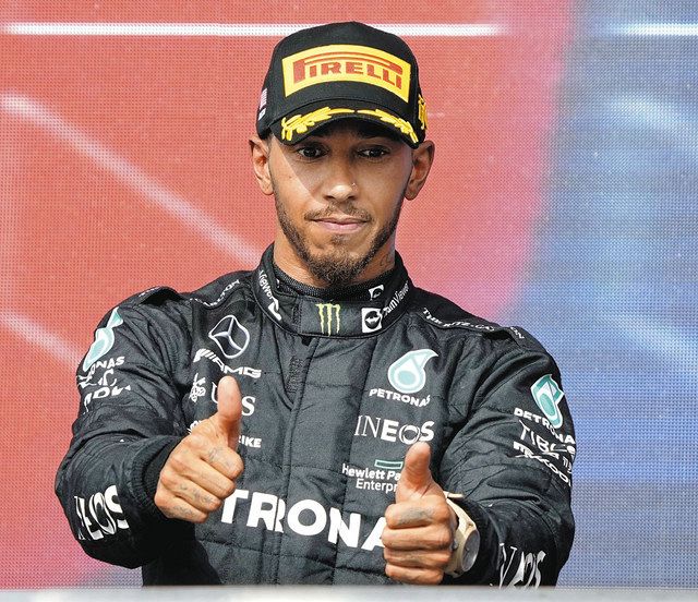 ルイス・ハミルトン フェラーリF1のレーシングスーツ姿の投稿に