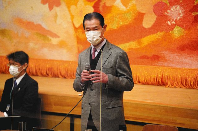 操業を１０年延長する方針に理解を求めた亀井・名張市長（右）＝伊賀市阿保の青山ホールで 
