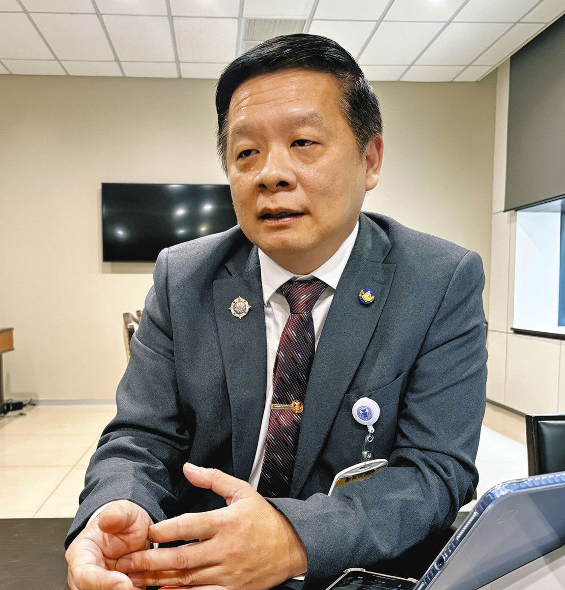 泰緬鉄道の価値を語るサハパン上院議員＝バンコクで
