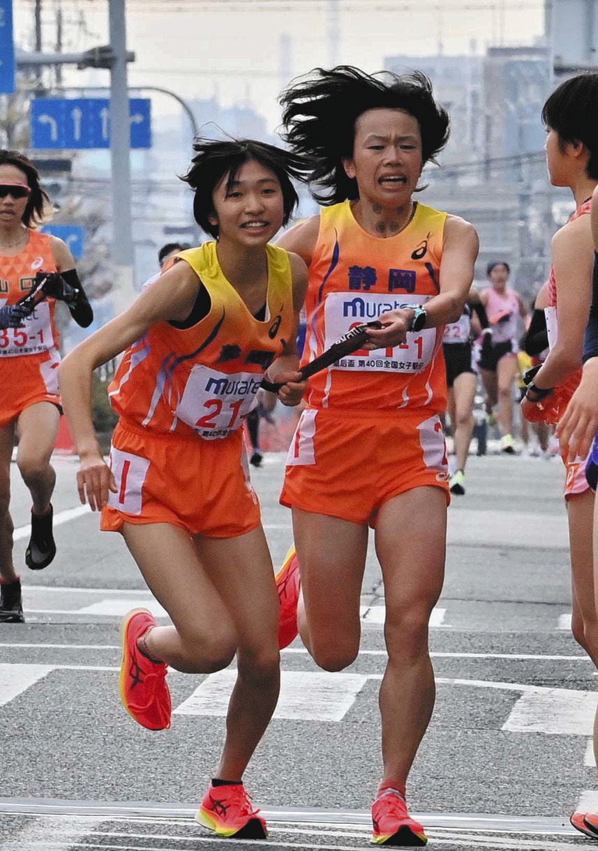 ２区・沢田結弥選手（左）にたすきを渡す静岡の１区・清田真央選手
