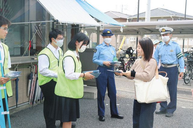 自転車盗難被害への注意を呼びかける岐南工業高の生徒ら＝岐阜市市橋で