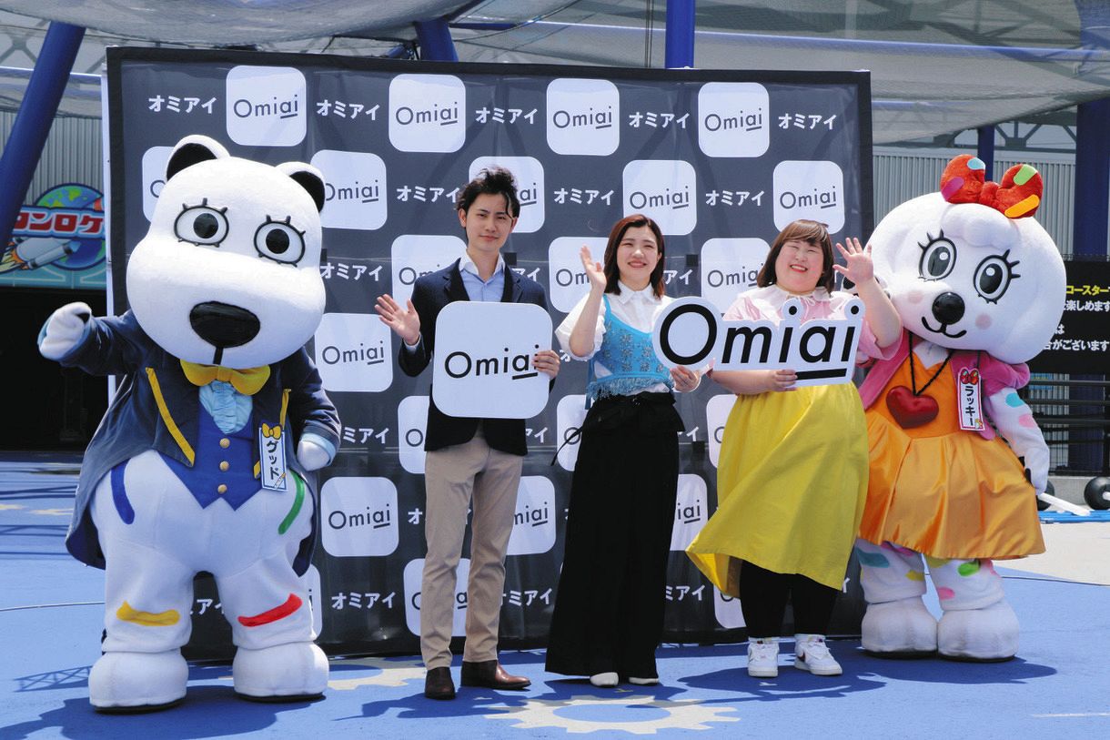 左２人目からイベント主催の河内洋行マネージャー、福田麻貴、かなで。両端はよみうりランドのマスコットキャラクターのグッドとラッキー