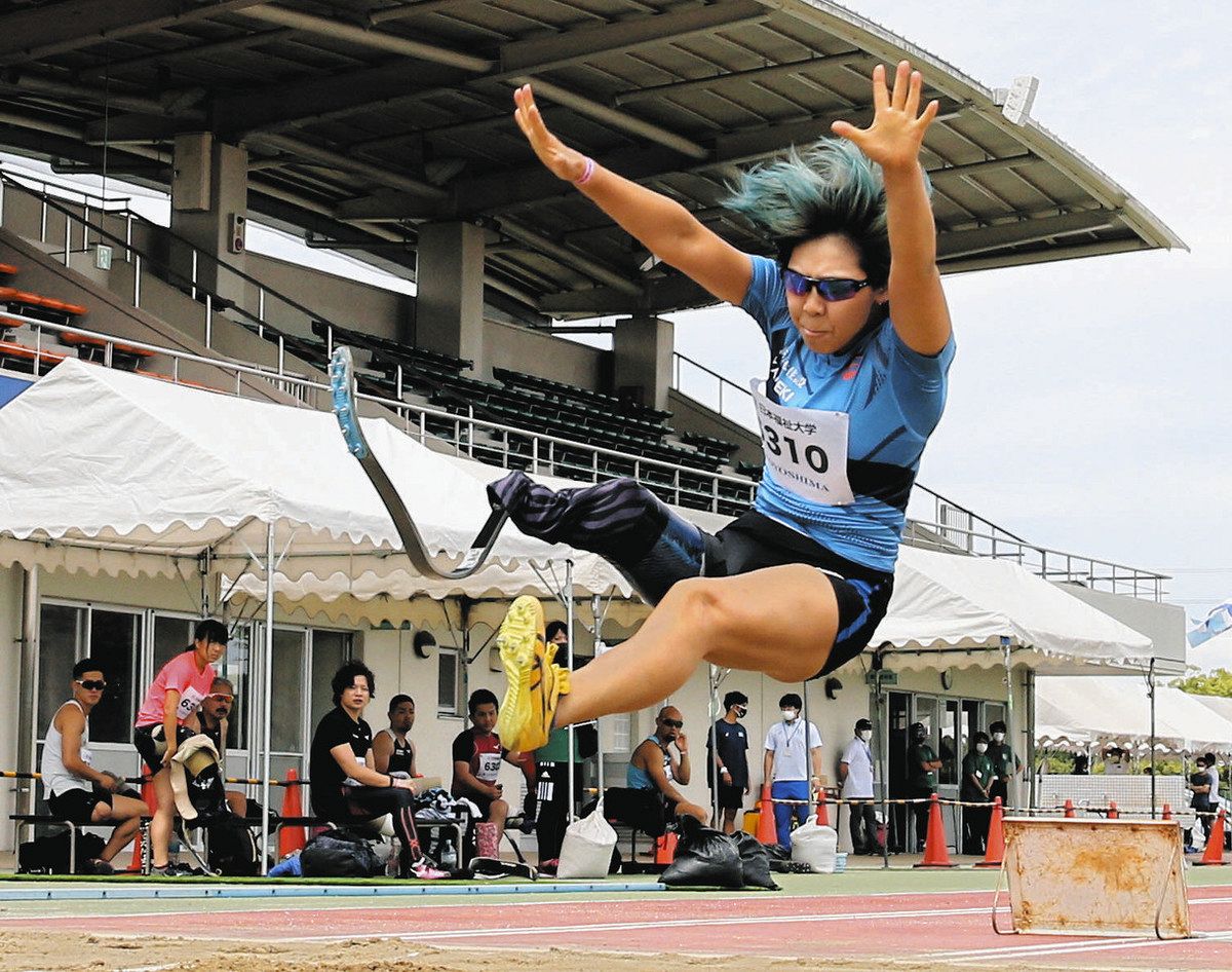 パラ陸上大会の走り幅跳びで跳躍する前川選手＝2021年6月、愛知県一宮市で