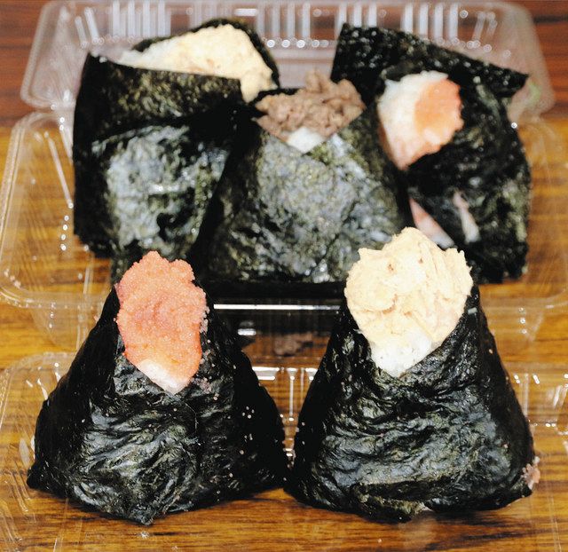 形もそれぞれに完成しためんたいこ、ツナ、牛そぼろのおにぎり＝高浜市二池町の市南部ふれあいプラザで