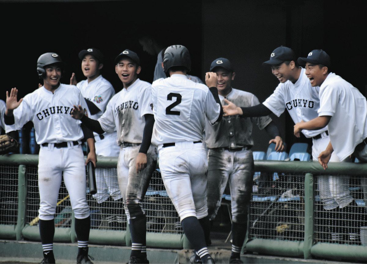 難敵・誉を振り切って初戦突破の中京大中京、代打の2年・村上颯が喜び