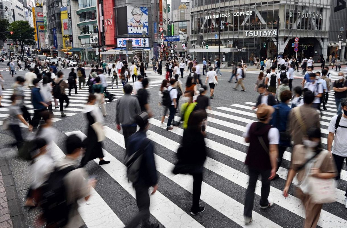 多くの人が行き交う渋谷駅前のスクランブル交差点=9月22日撮影