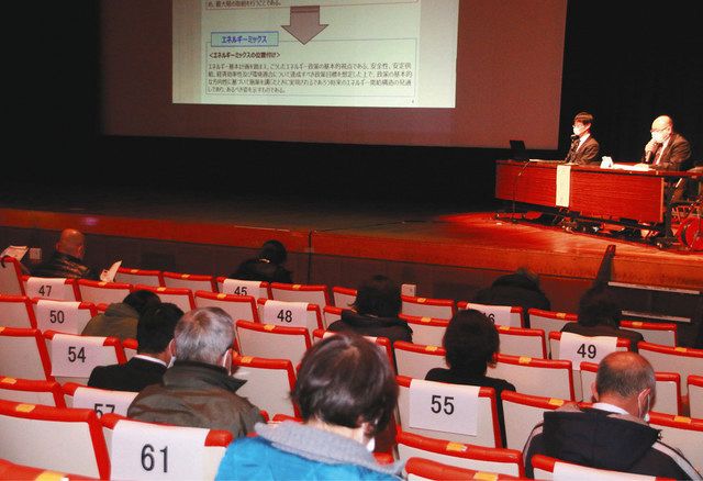 担当者から説明を受ける参加者ら＝高島市今津町の高島市民会館で 