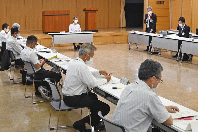 ごみ減量化の取り組みを発表する各市町担当者＝福井市で 