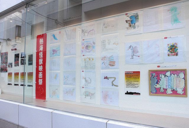 コンクールの入賞作品が並んだ昨年の展示会場＝熱海市で 