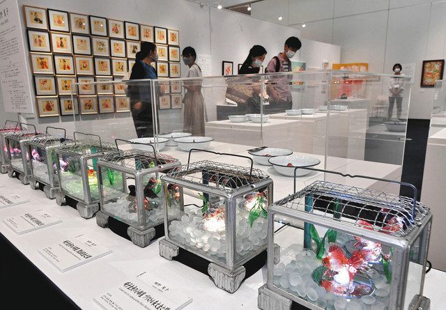 金魚をテーマにした多様な作品が並ぶ「金魚美抄」＝２９日午前、石川県野々市市の学びの杜ののいちカレードで（篠原麻希撮影） 