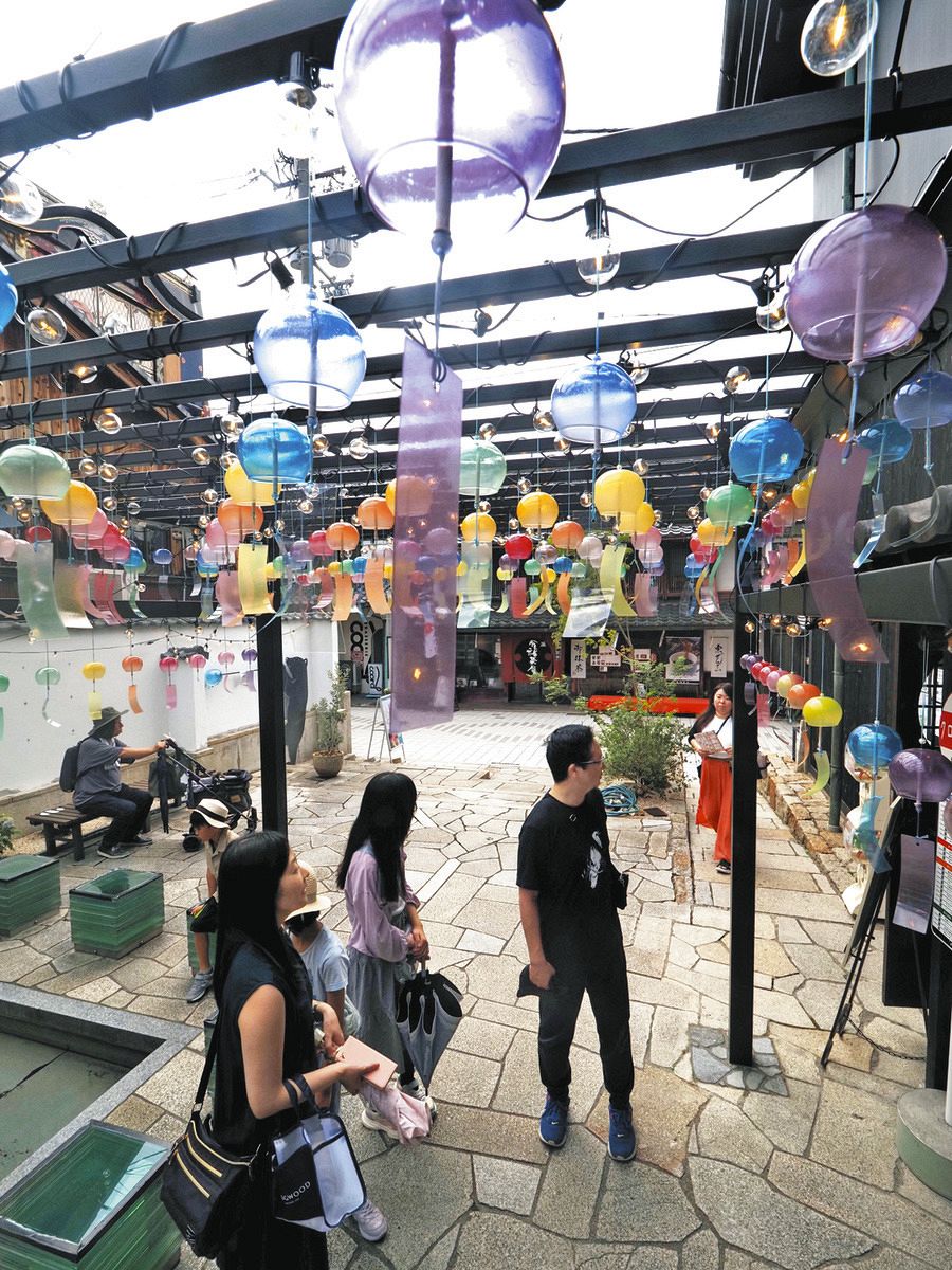 風鈴に大樹、ガラスってたのしい！ 長浜、黒壁ガラス館周辺の中庭装飾