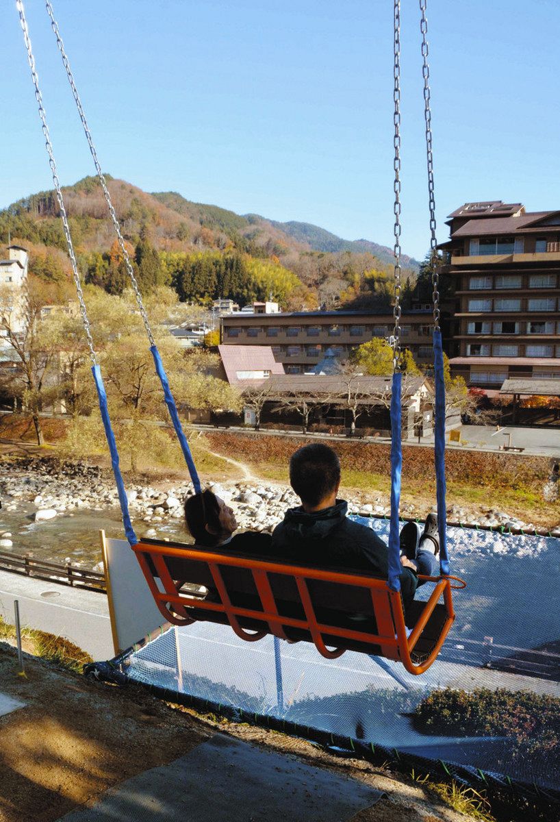 旅館群や阿知川の流れを一望 昼神温泉郷に大型ブランコがお目見え：中
