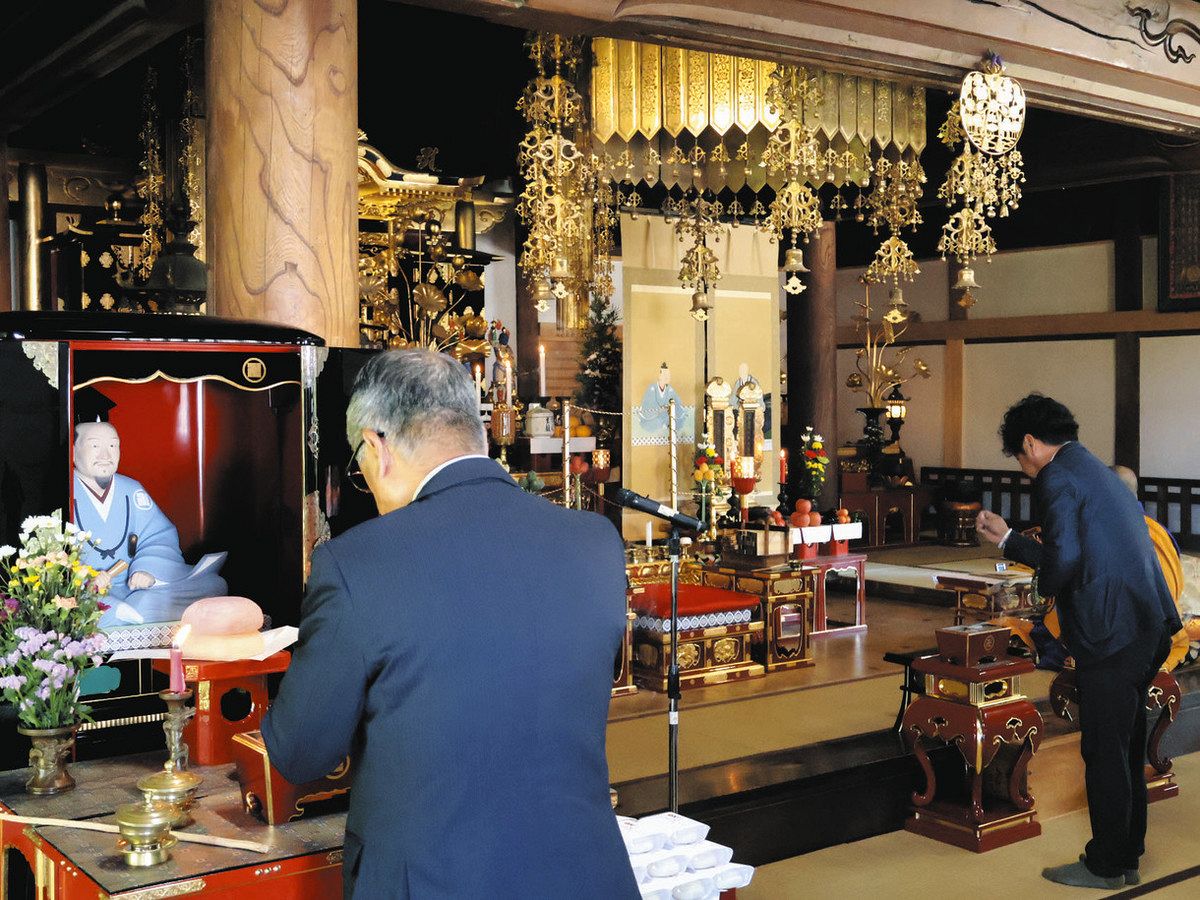 蜂須賀正勝の優しさ広める記念像お披露目 あま市の寺で生誕500年顕彰