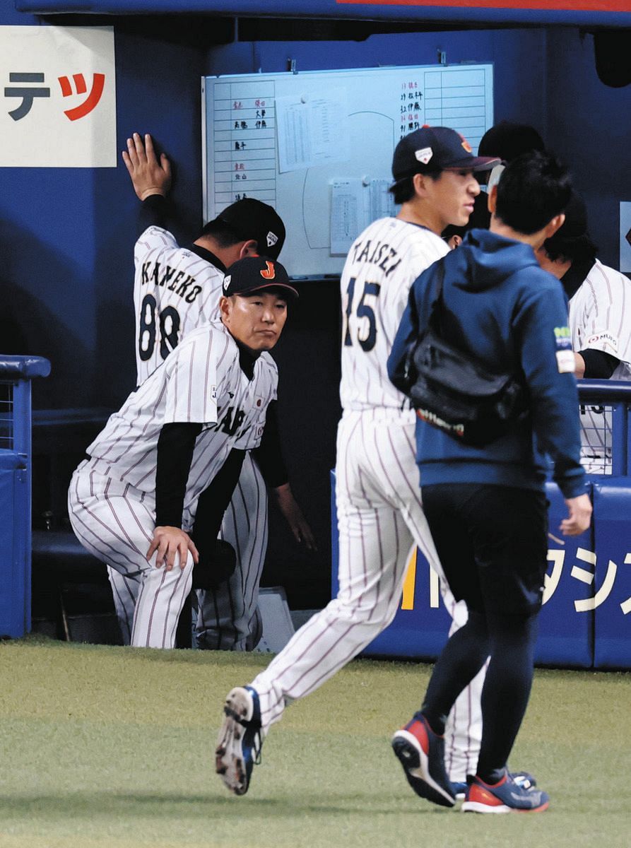 ９回途中で降板する大勢を見る井端監督
