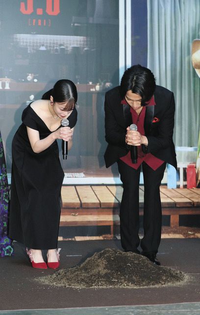 映画「禁じられた遊び」の完成披露イベントで盛り土に呪文を唱える橋本環奈（左）と重岡大毅