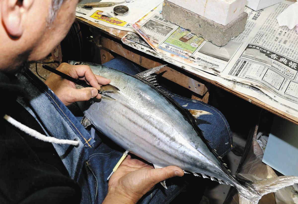 海なし県「長野」でリアルな魚手作り 剝製作家・小川貴光さん、子ども
