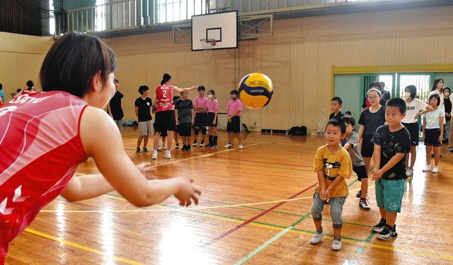 スパイクかっこいい」Vリーグ選手と練習 阿久比中で親子ら：中日新聞Web