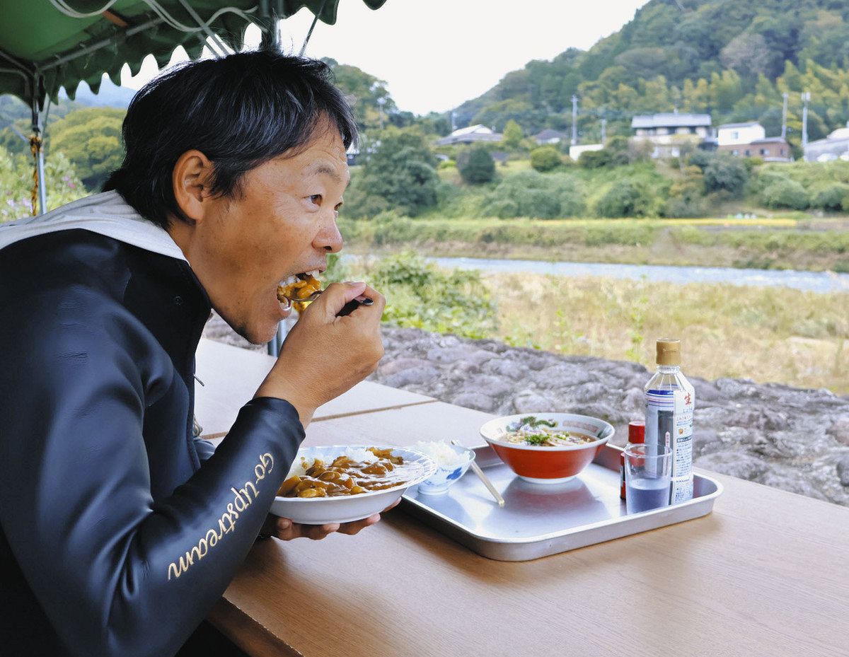 川を望む旭水園のベンチで手作りカレーを食べる
