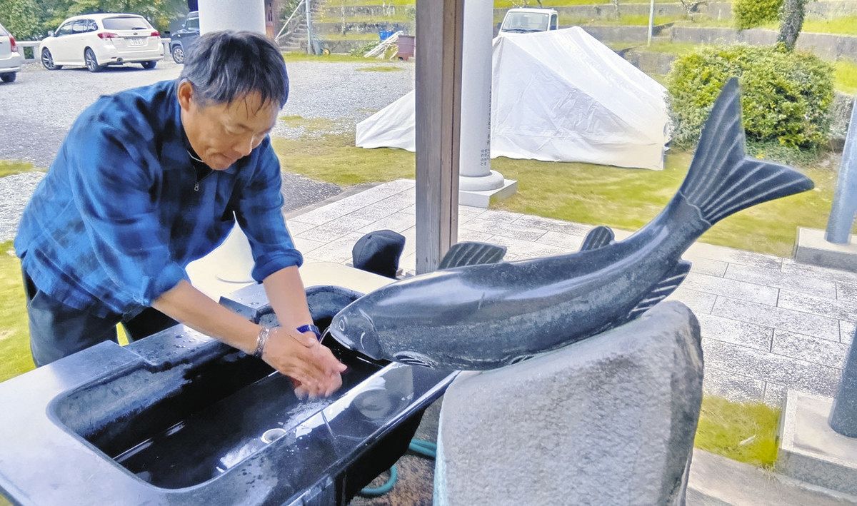 大仁神社にあったアユの口から出る手水
