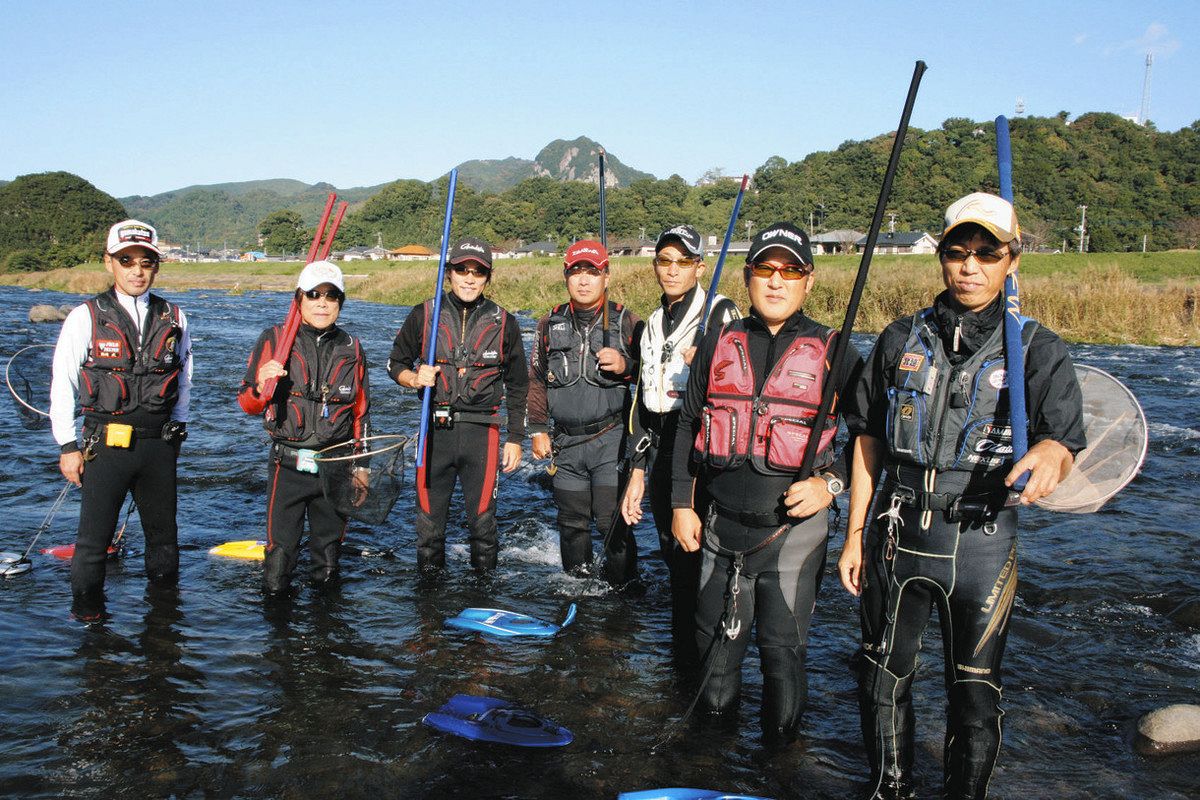 ２０１０年狩野川に集った小澤剛さん（右端）らアユロード常連衆。まだ初心者だった島田さん（左から３人目）の姿もあった
