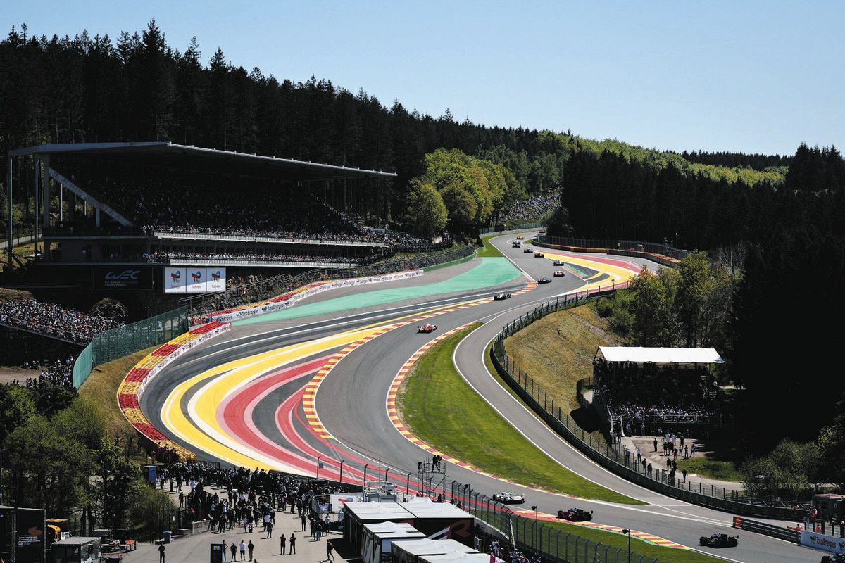 スパ名物のオールージュを駆け上がる車両（トヨタ提供）