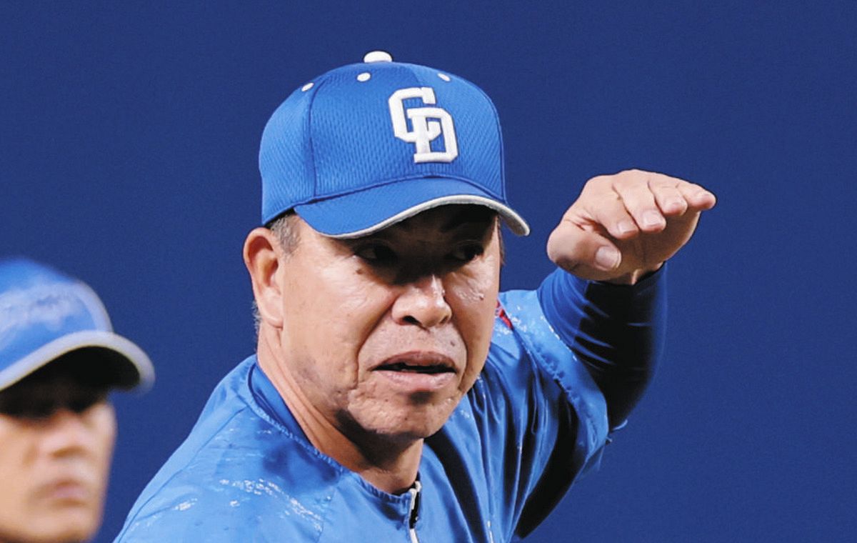 中日ドラゴンズ監督　井上一樹中日ドラゴンズ2004年ペナントレース記念パネル どらネガ』の月日もあった」中日・井上監督が最終戦セレモニーで今季