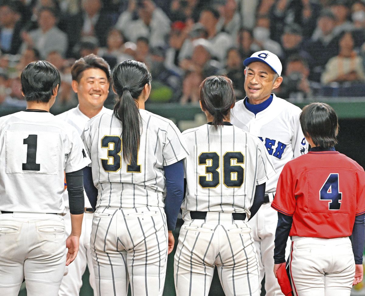 ◇イチローさんと松坂大輔さん、高校野球女子選抜の選手らねぎらう【写真】：中日スポーツ・東京中日スポーツ