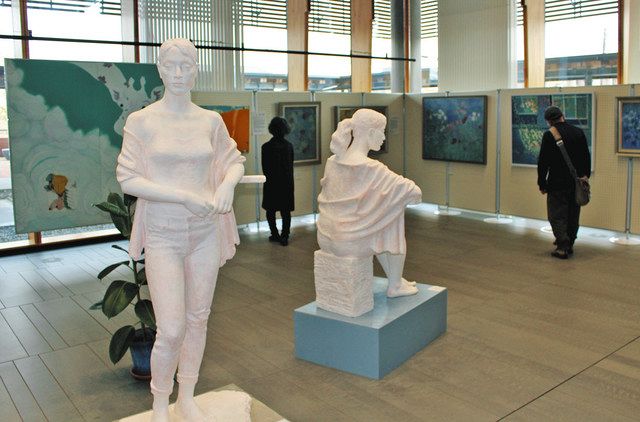 彫刻や日本画、染色の作品が並ぶ「三人展」＝長浜市役所で 