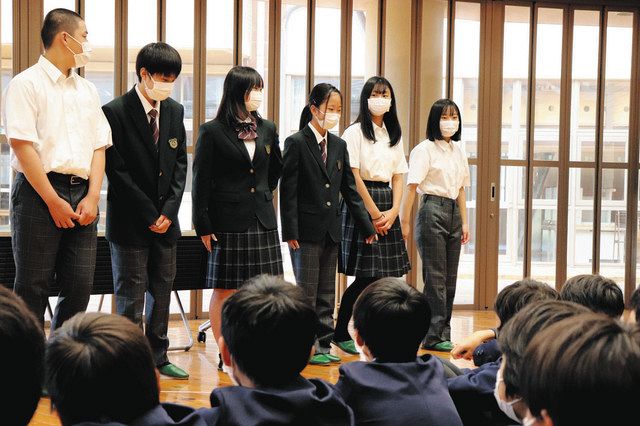 新しい制服を6年生に披露 米原・大東中生らが大原小訪問：中日新聞Web