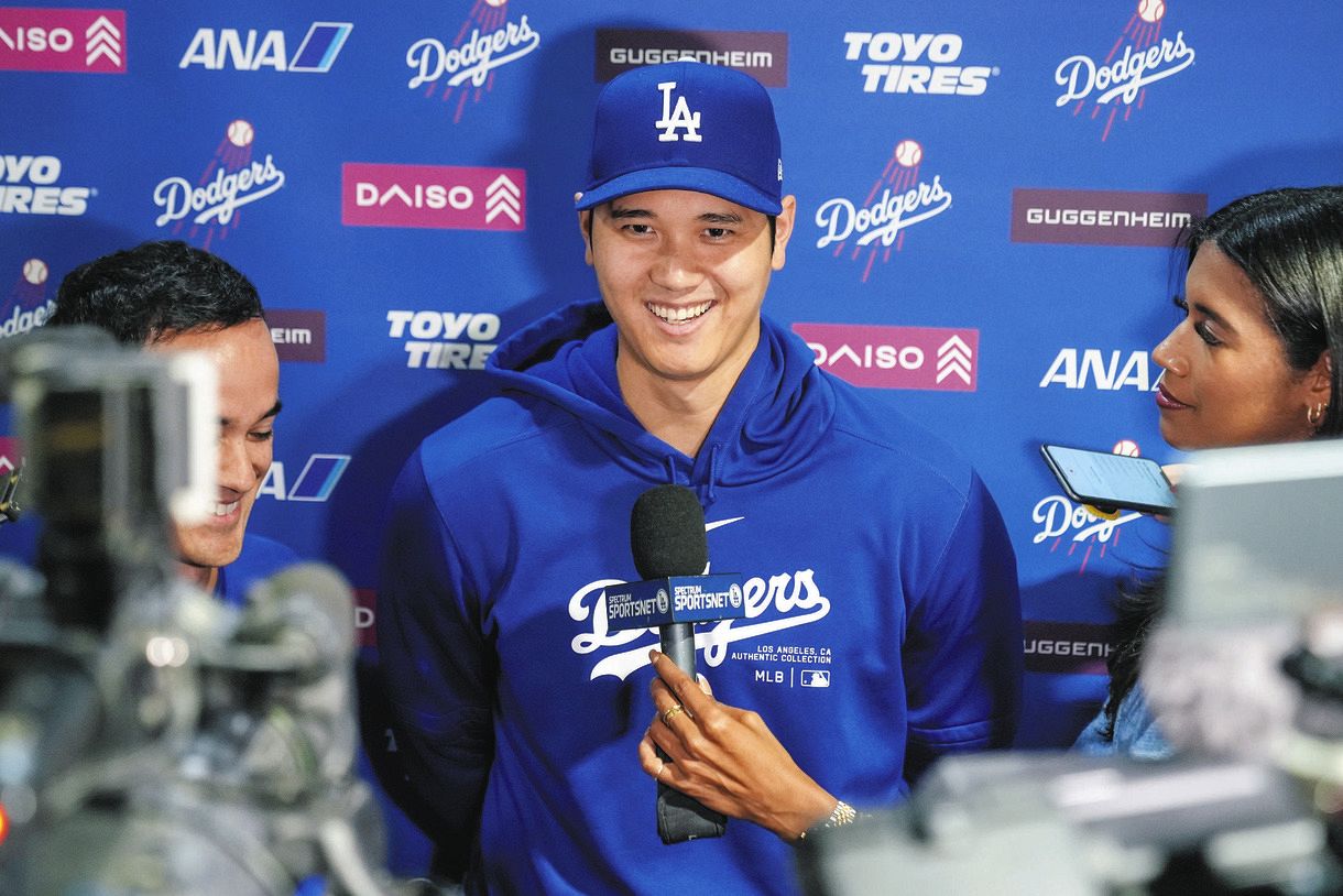 大谷翔平「新しい通訳が素晴らしいからじゃないですか」と笑いを取る