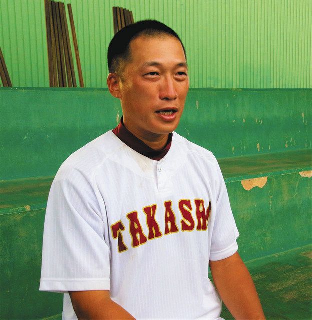 「今年の甲子園では声援のない静けさが印象に残った」と語る高岡商の吉田真監督＝高岡市の同校で 