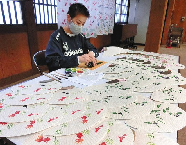 五箇山和紙うちわ 夏準備 道の駅たいら 手染め作業開始 北陸中日新聞web