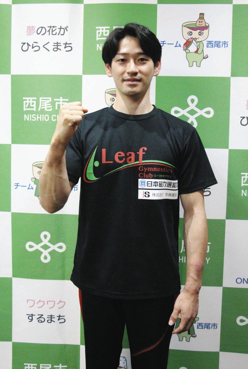 鉄棒で世界選手権に初出場する前田さん＝西尾市役所で