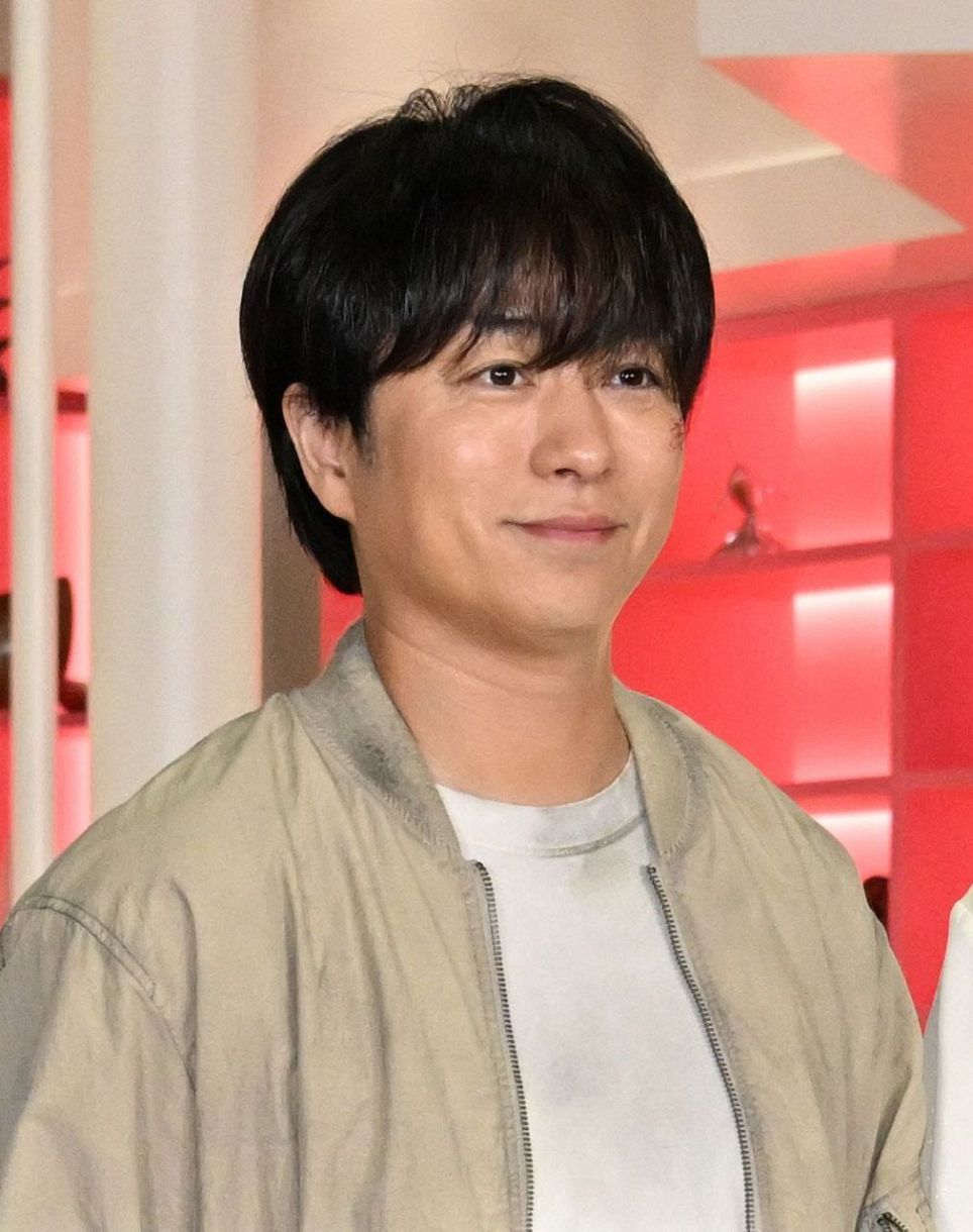 櫻井翔、「嘘だろ？」 主演ドラマ制作発表なのに顔に傷、首元は汚れ 12