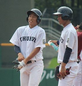 ３回の第２打席でこの日２個目の死球を受けて、一塁塁上で苦笑いする中京大の内村慎之介内野手