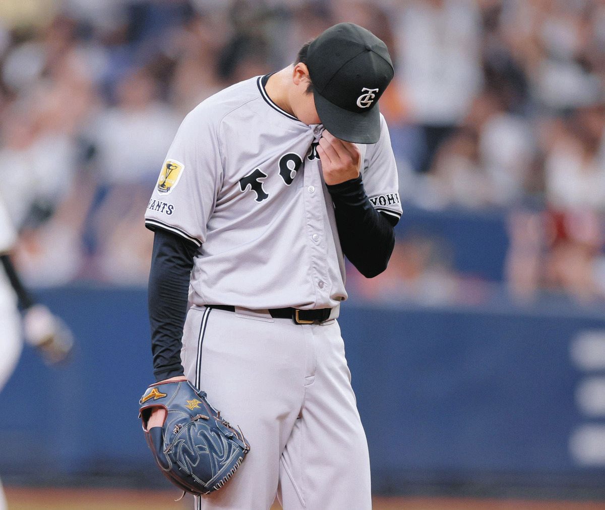 サヨナラの押し出し四球を与え、肩を落とす巨人・中川