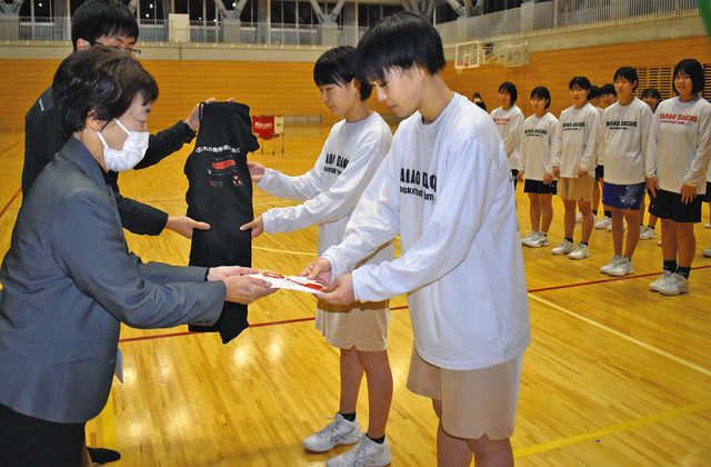 七尾DACHSに 企業がウエア贈る 全国U15バスケ出場で：北陸中日