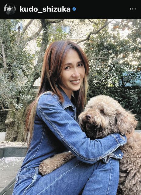 写真】愛犬とたわむれるデニムコーデの工藤静香：中日スポーツ・東京中