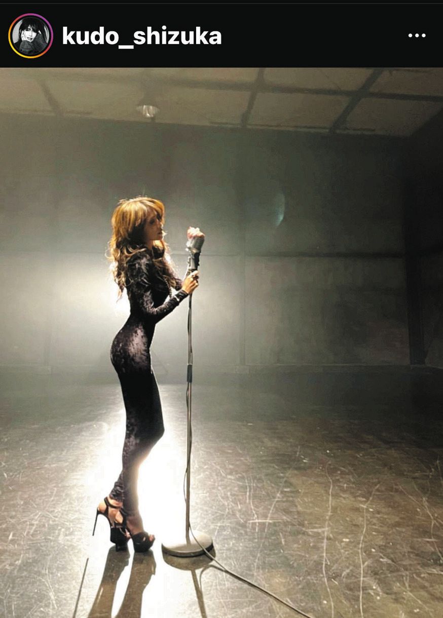 写真】工藤静香、ボディラインぴったりの衣装で「キャッツアイ感