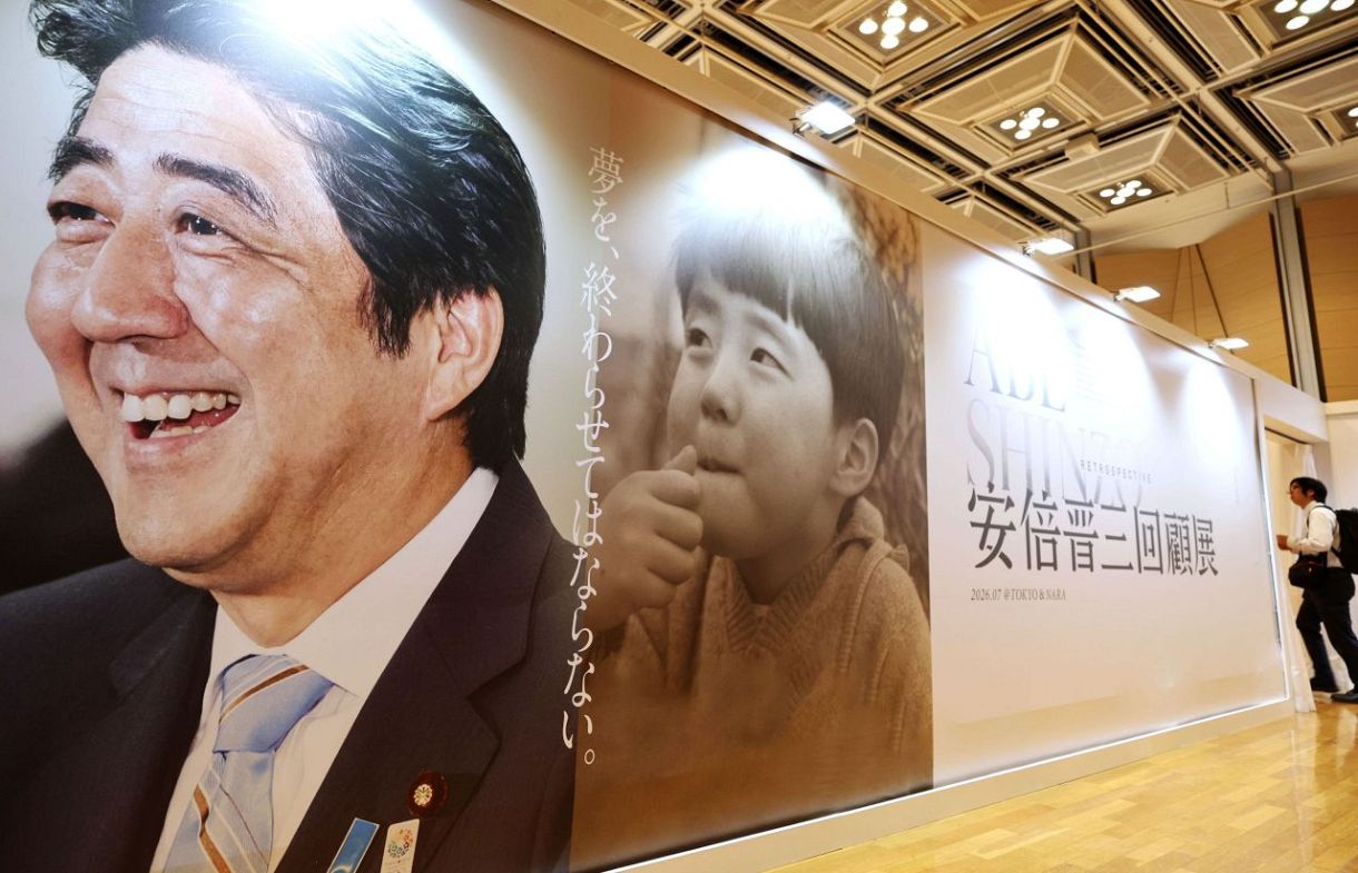 安倍氏銃撃4年、演説マイク公開 議員バッジも、東京で回顧展：中日新聞Web