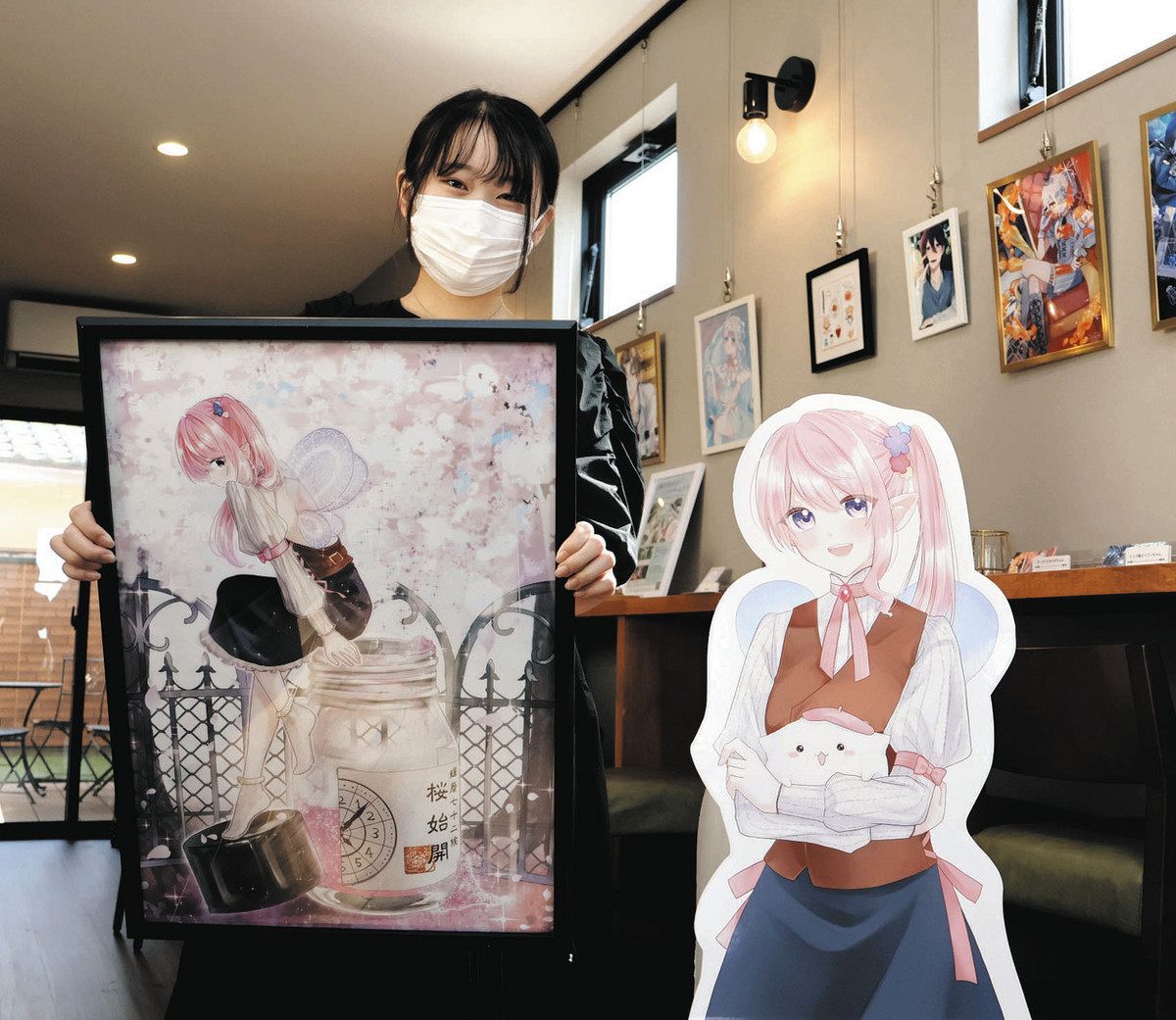 オリジナルキャラクター「さくら」の作品を手にするろかもこさん＝大垣市桐ケ崎町で