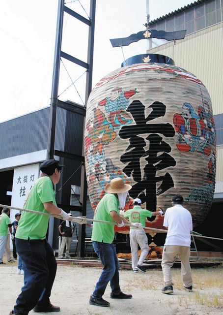 巨大提灯、みんなでヨイショ 西尾・諏訪神社、8月の祭り準備：中日新聞Web