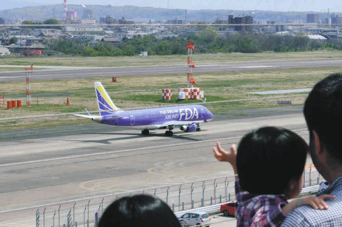 音もにおいも響き心地よく 県営名古屋空港で思い思いに飛行機観覧 県営