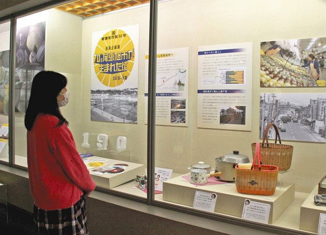 １９７０年代当時の写真やパネル、電気炊飯器などが並ぶ会場＝尾張旭市城山町で 