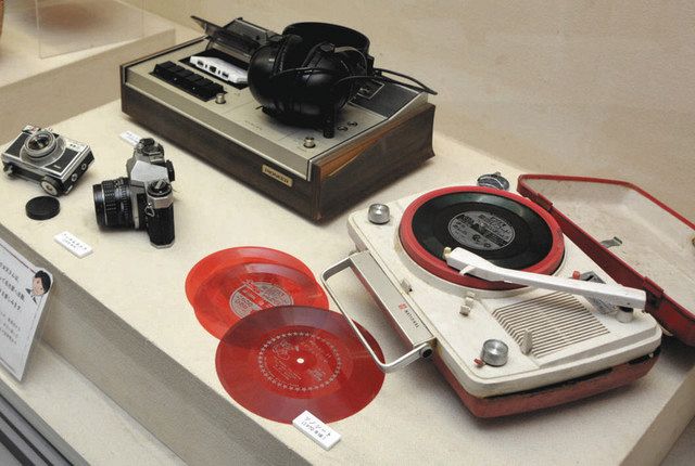 １９７０年代に使われたカメラやシートレコードなど＝尾張旭市城山町で 