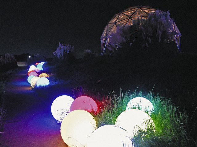 モリコロパークを照らす球体 カラフルに輝く「なつあそび」：中日新聞Web