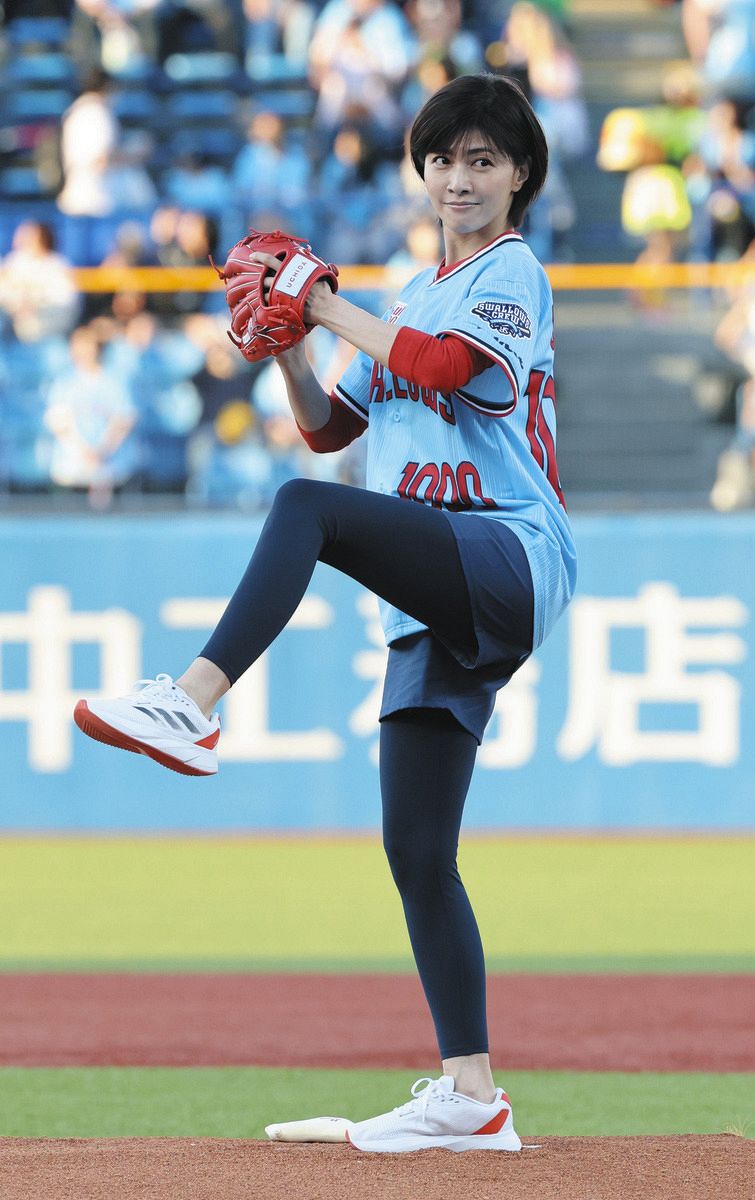 ヤクルト】内田有紀が30年ぶり始球式、キュートに「ツーバン